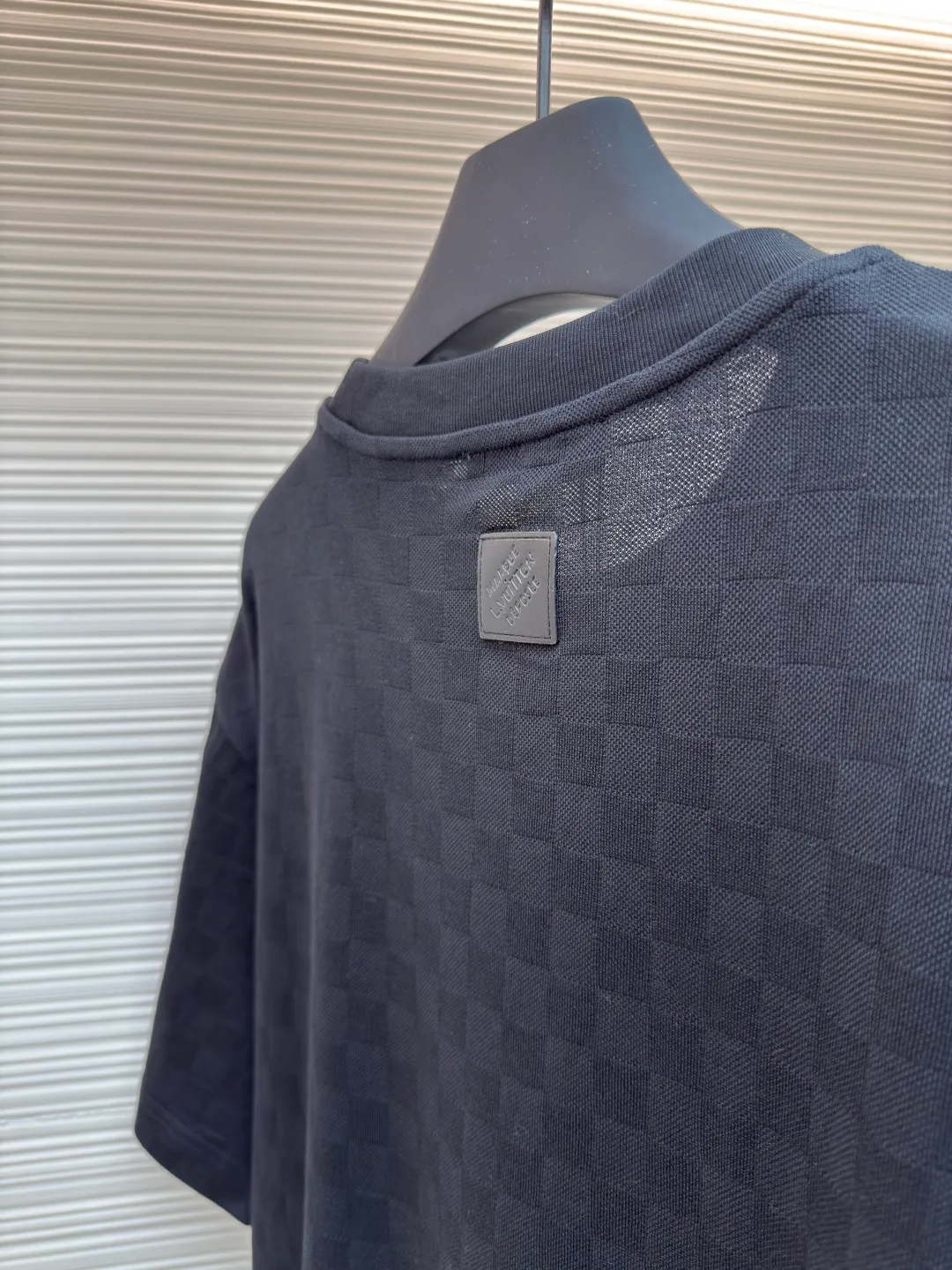 LOUIS VUITTON Hand-signed pearl round neck checkerboard short sleeves ●Authentic product: Purchased and developed by 9574 ●Item No.: 1680354-A55 ●Fabric: Silk full jacquard fabric ●Technology: Beaded embroidery production ●Version: Fitted version ●Weight: about 270 grams ●Size: XS-S-M-L ●Description: Made of 50S double-stranded optical filament, 210g; with 32S double-yarn thread, 300g. The smooth jacquard fabric uses silk threads with better gloss as warp and weft threads, and uses complex jacquard technology to weave delicate and exquisite triangular patterns on the entire fabric. The fabric not only has a beautiful appearance and feel, but also has an overall higher quality feel. The silk jacquard fabric design adds a unique charm to the product through exquisite patterns and textures. The chest presents beaded embroidery and rivet technology combined with patterns. Beaded embroidery is a special decorative method that combines beads and embroidery technology. This decorative method usually uses pearl materials on textiles, which are stitched and embroidered to form various patterns and shapes. Bead embroidery has unique artistic characteristics and expressive power to create colorful, clear-layered and three-dimensional decorative effects. The overall wiring is straight and delicate, the fabric is comfortable and soft, and the color is consistent without color difference. It can be matched with the same style to create a fashionable look and control various occasions. Customized accessories, complete with three standards, same style for men and women!